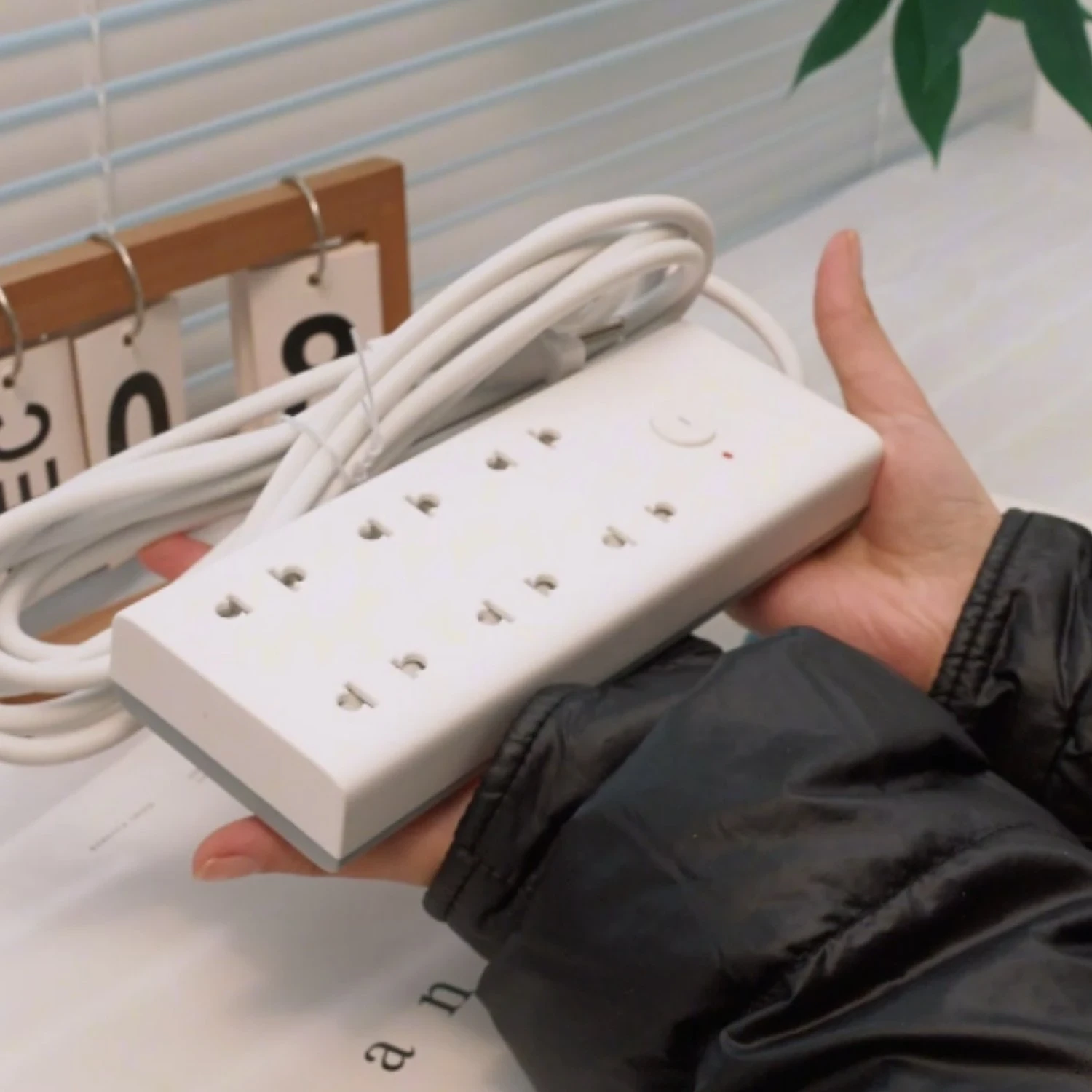 o-cam-dien-huntkey-chong-giat-chong-chay-6-o-1-cong-tac-cong-suat-2500w (7)-1768533342.webp